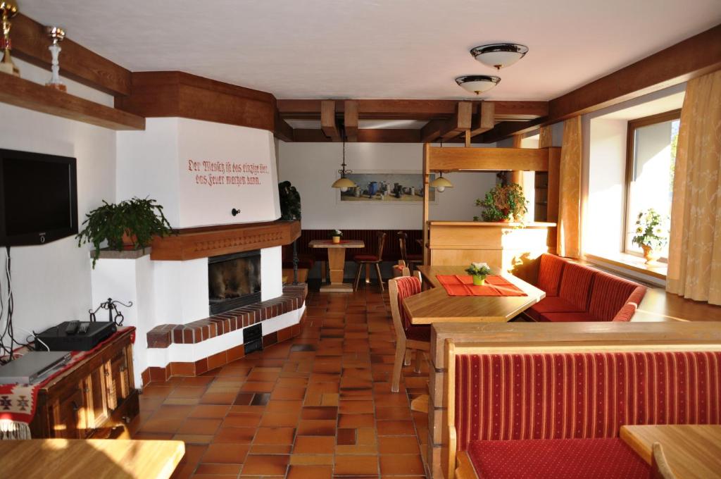 TV a/nebo společenská místnost v ubytování Jugend- und Familienhotel Venedigerhof