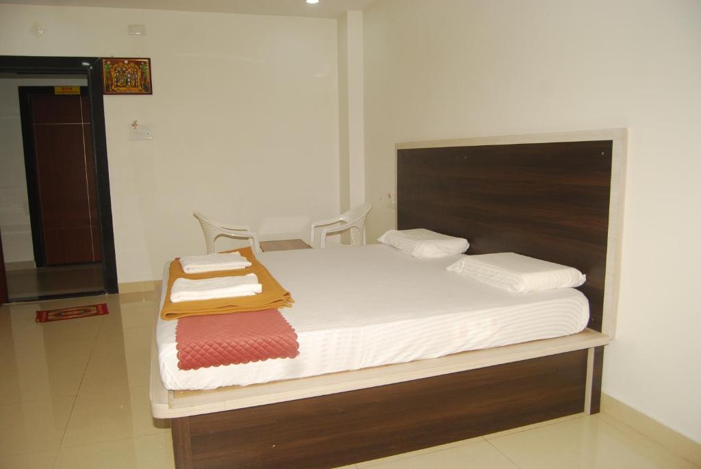 Postel nebo postele na pokoji v ubytování Sri Kakateeya Grand Residency Bhadrachalam Hotel Residency Stay Rooms SRI SEETHA RAMA KAMMA VARI SEVA SAMITHI BHADRACHALAM