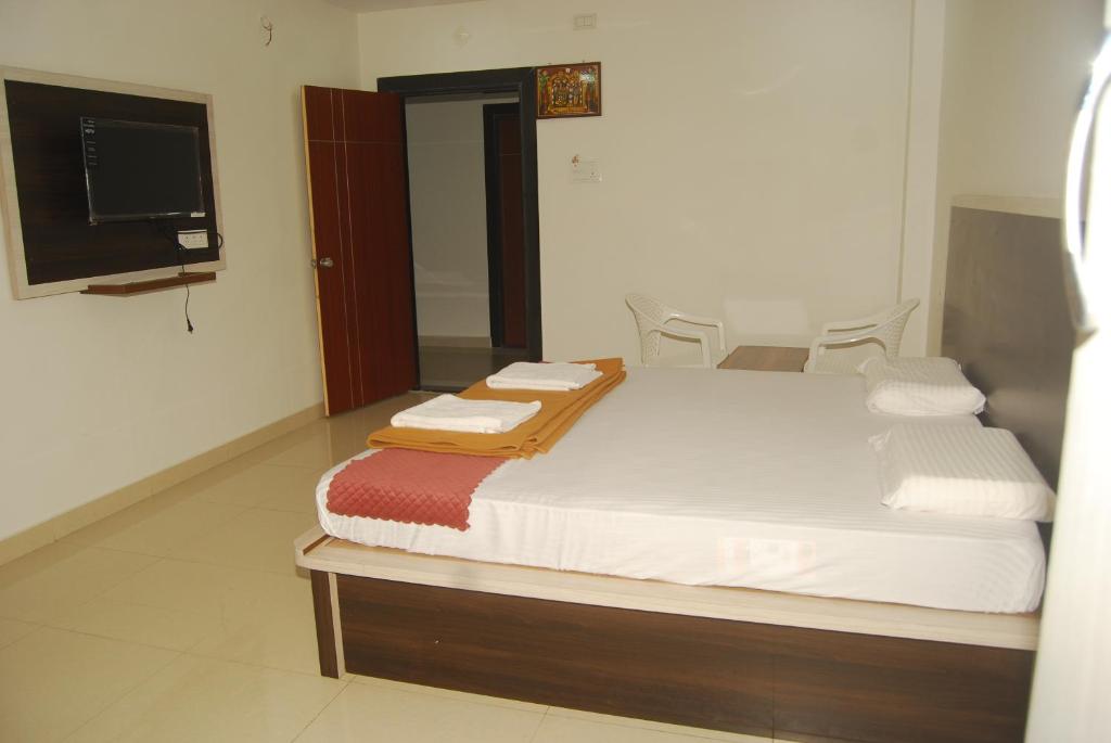 Postel nebo postele na pokoji v ubytování Sri Kakateeya Grand Residency Bhadrachalam Hotel Residency Stay Rooms SRI SEETHA RAMA KAMMA VARI SEVA SAMITHI BHADRACHALAM