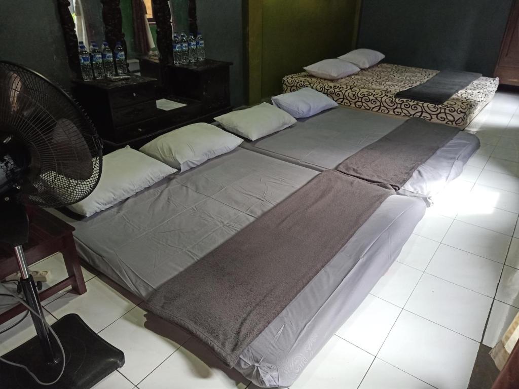 Postel nebo postele na pokoji v ubytování Pendopo Kayuwanan Syariah Near Terminal Giwangan