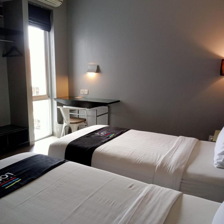 Postel nebo postele na pokoji v ubytování Loft Legian Hotel Bali