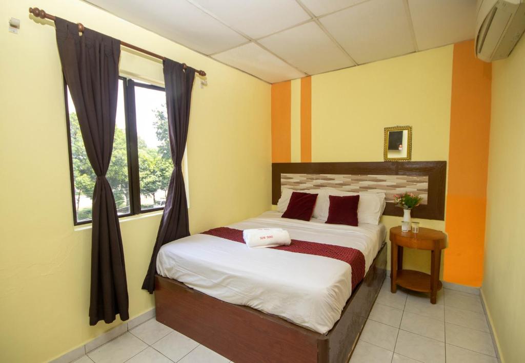 Postel nebo postele na pokoji v ubytování Sun Inns Skudai