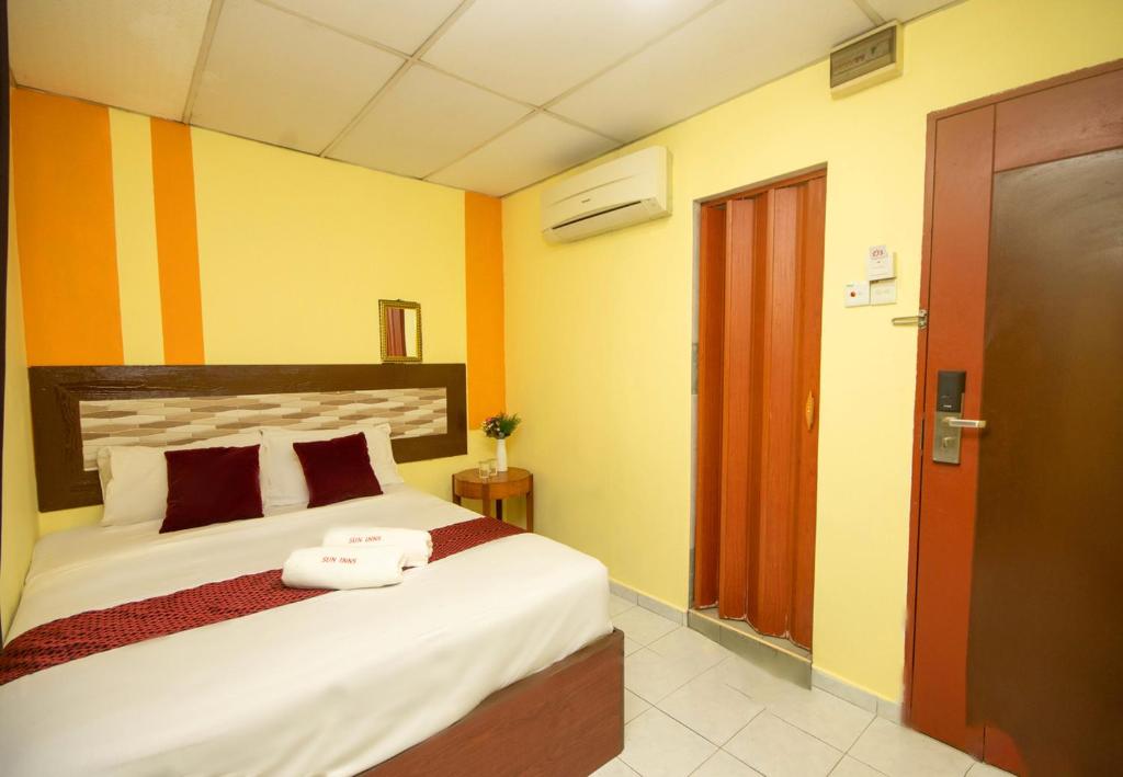 Postel nebo postele na pokoji v ubytování Sun Inns Skudai