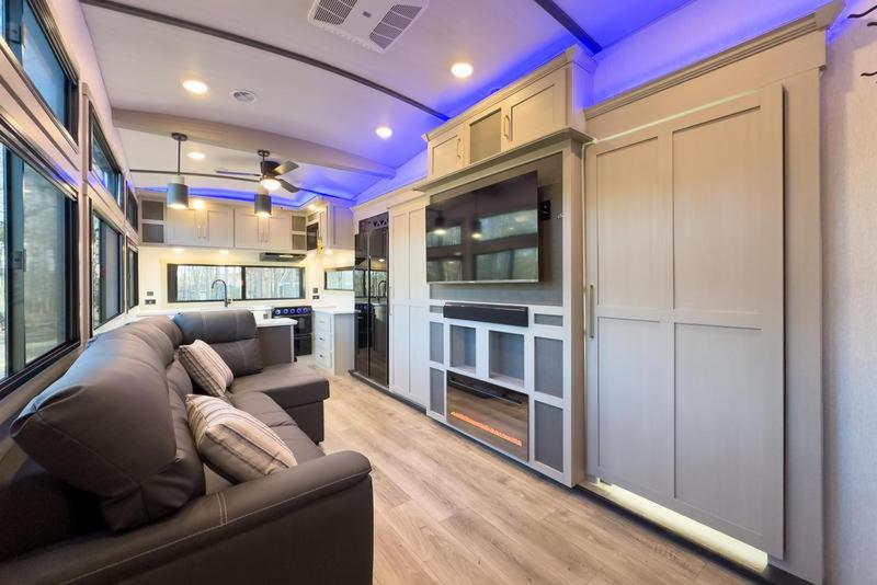 een woonkamer met een bank en een keuken bij Clemson RV Park at the Grove in Pendleton