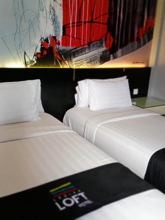 Postel nebo postele na pokoji v ubytování Loft Legian Hotel Bali