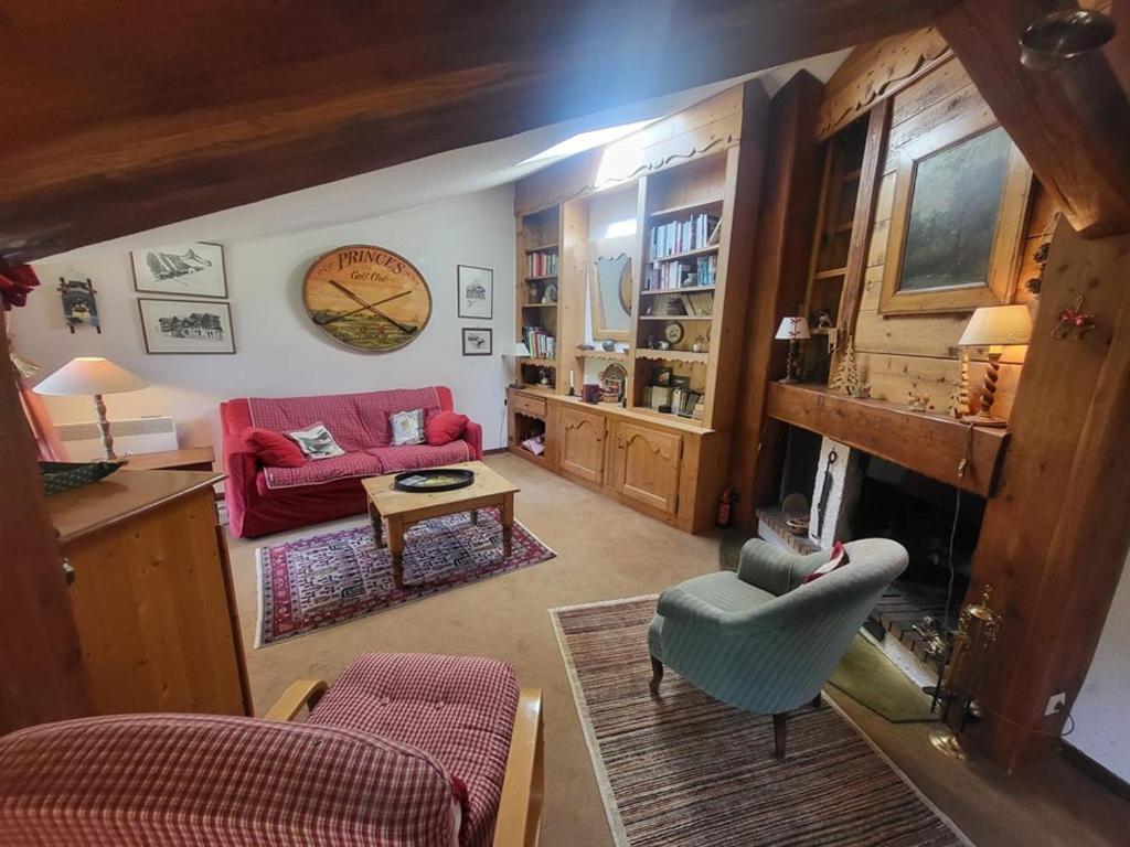 - un salon avec un canapé rouge et une cheminée dans l'établissement Superbe appartement 3 chambres sur les pistes de Montgenèvre, parking inclus - FR-1-266-233, à Montgenèvre