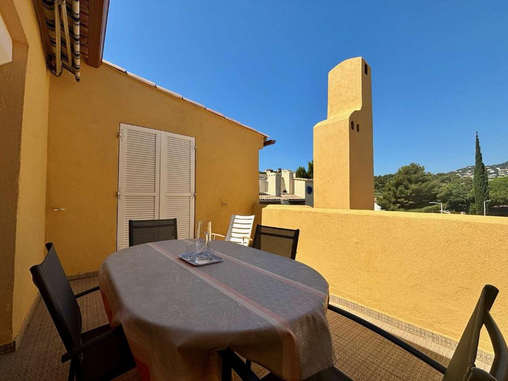 Photo de la galerie de l'établissement Cavalaire-sur-Mer - T3 avec Terrasses et Parking Proche Plages - FR-1-226B-219, à Cavalaire-sur-Mer