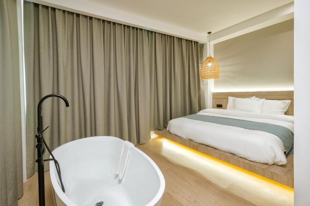 Postel nebo postele na pokoji v ubytování Theatre Hotel