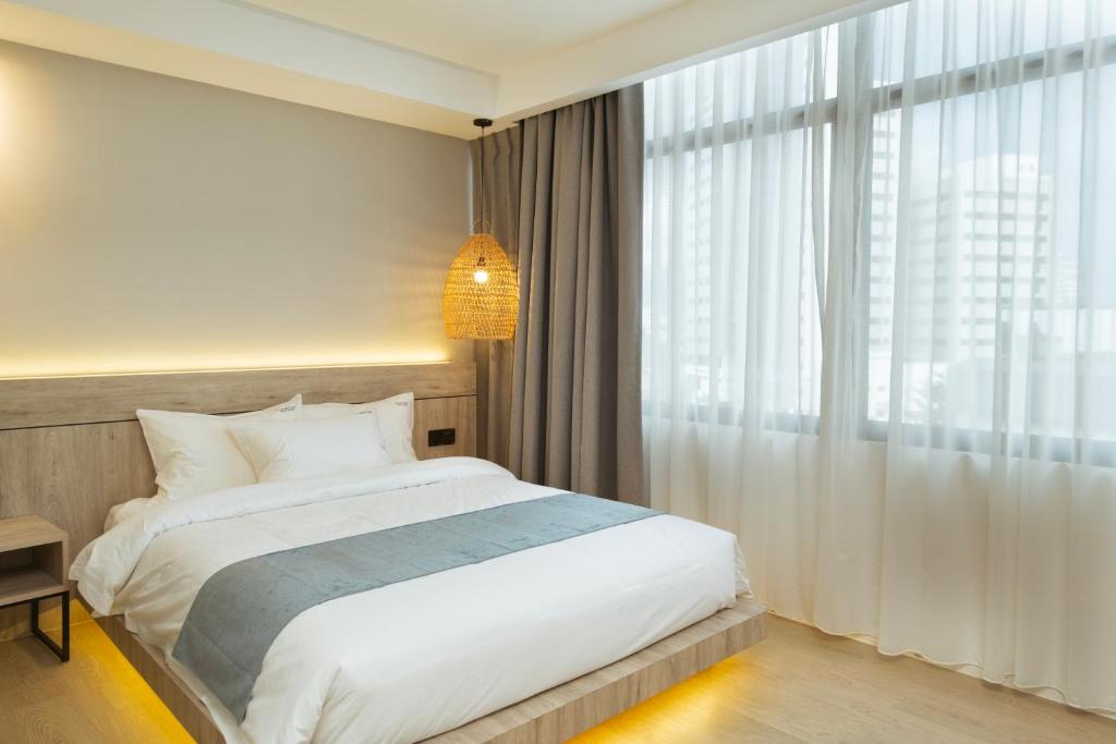 Postel nebo postele na pokoji v ubytování Theatre Hotel
