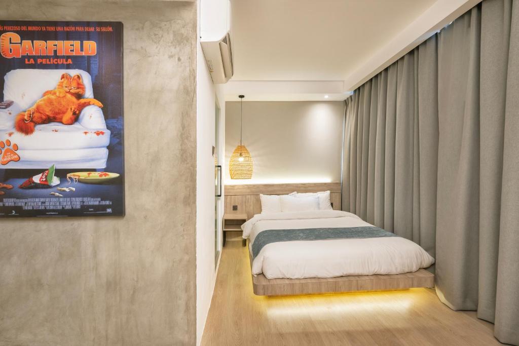 Postel nebo postele na pokoji v ubytování Theatre Hotel