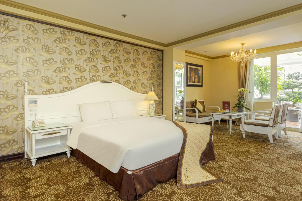 Postel nebo postele na pokoji v ubytování Chalcedony Grand Hotel
