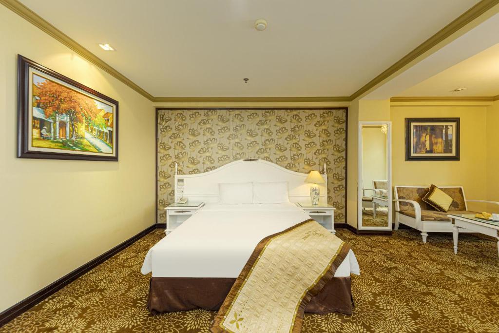 Postel nebo postele na pokoji v ubytování Chalcedony Grand Hotel