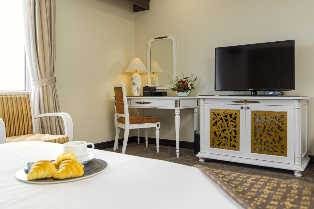TV a/nebo společenská místnost v ubytování Chalcedony Grand Hotel