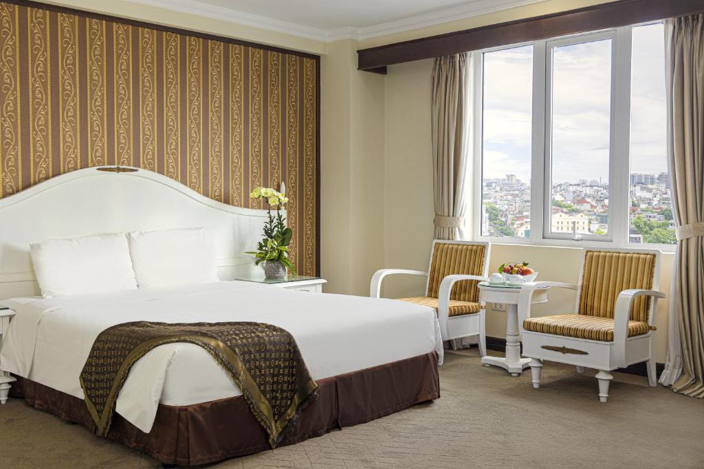 Postel nebo postele na pokoji v ubytování Chalcedony Grand Hotel