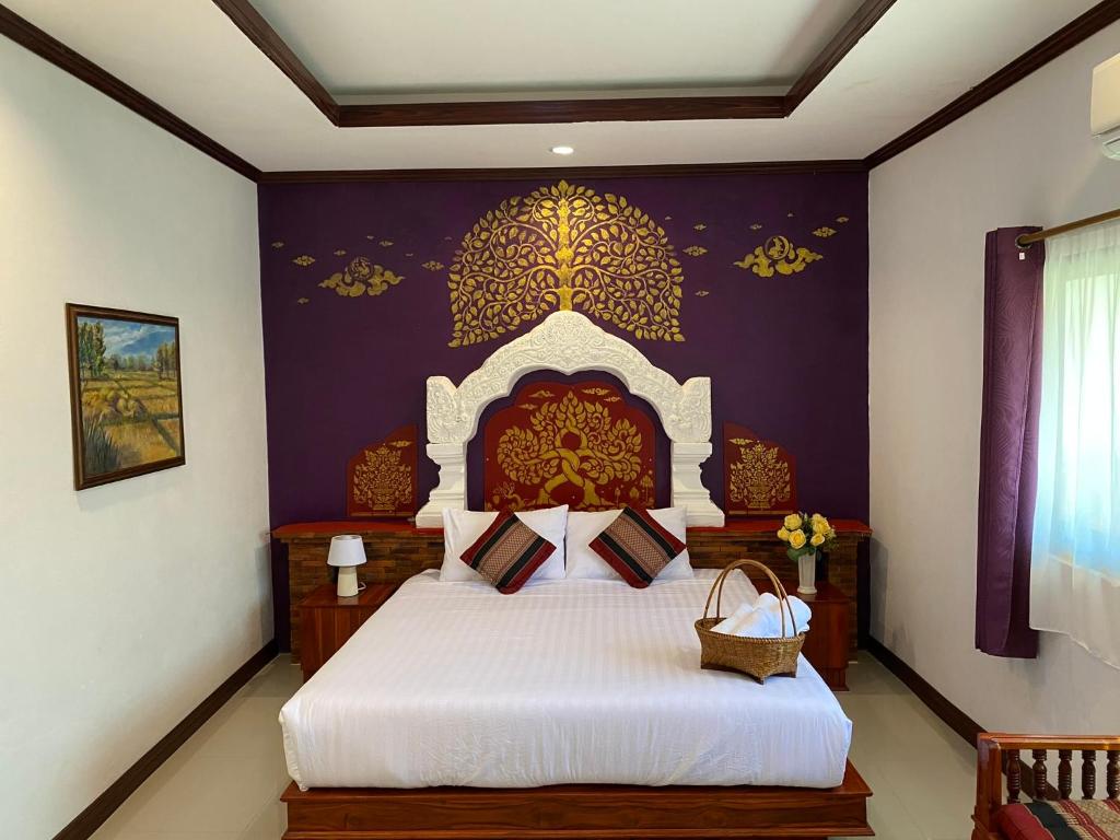 Postel nebo postele na pokoji v ubytování Phiphu Art and Gallery Boutique Sukhothai