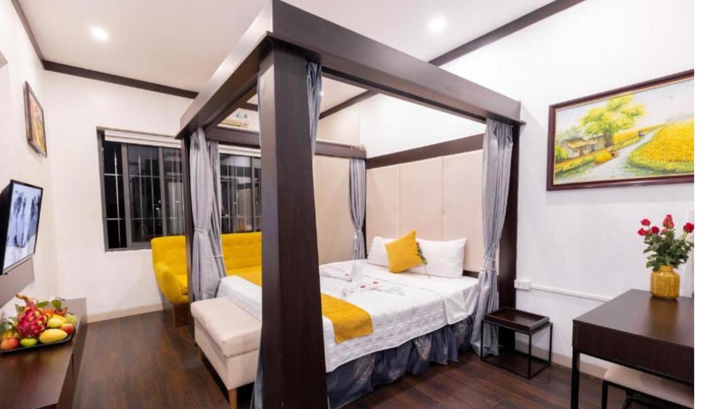 Postel nebo postele na pokoji v ubytování Hanoi Cozy Legend Hotel