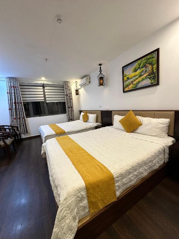 Postel nebo postele na pokoji v ubytování Hanoi Cozy Legend Hotel