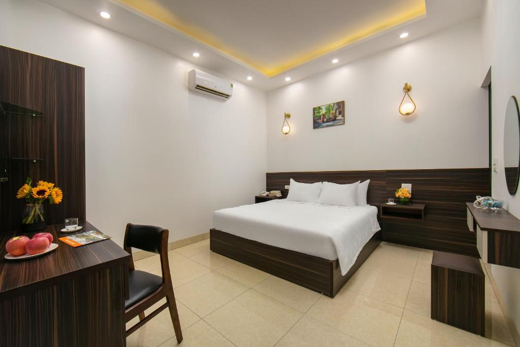 Postel nebo postele na pokoji v ubytování Hanoi Airport Inn & Suites