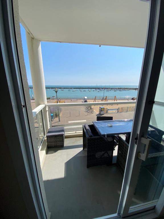 Μπαλκόνι ή βεράντα στο Appartement vue sur mer et le port