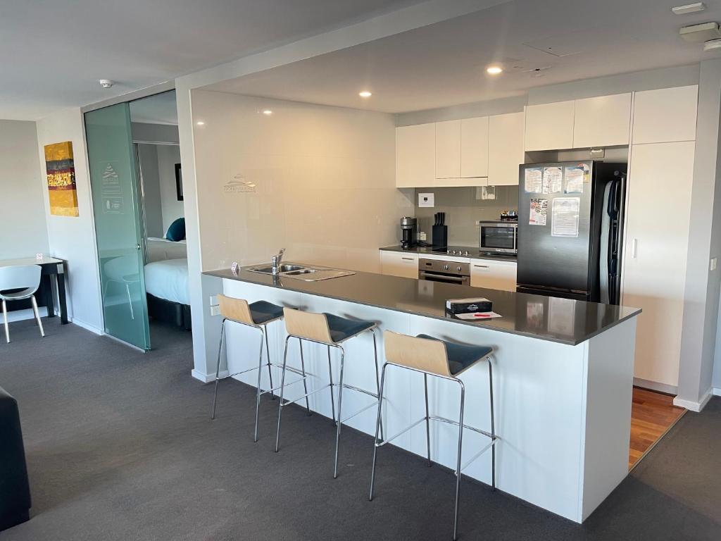 Kuchyň nebo kuchyňský kout v ubytování Honeysuckle Executive Apartments