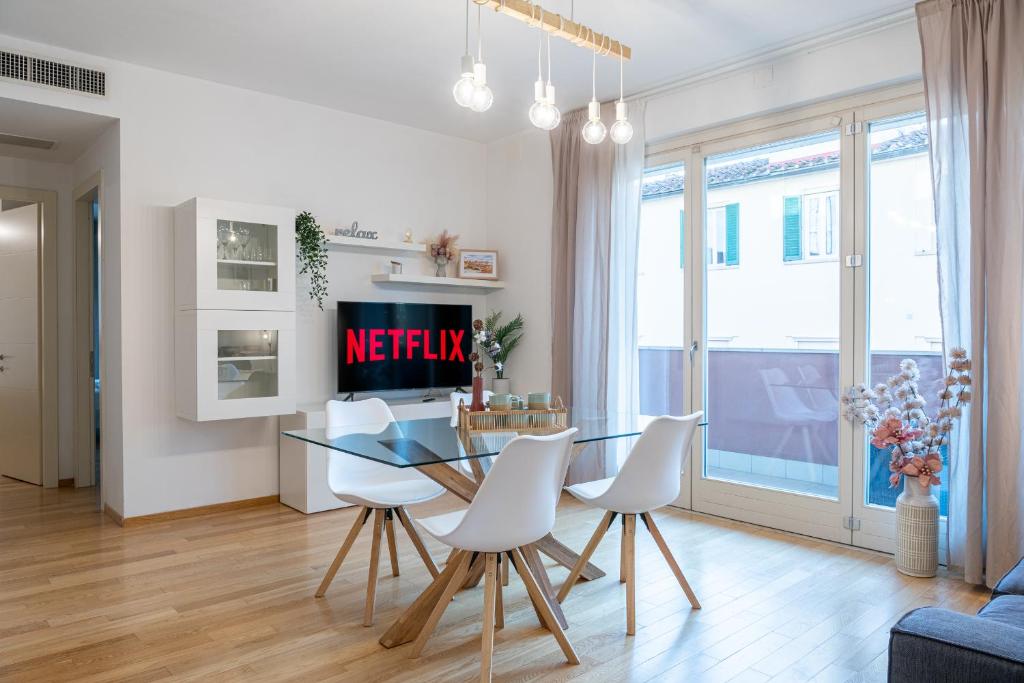 een woonkamer met een glazen tafel en witte stoelen bij Art Design Home Firenze in Florence