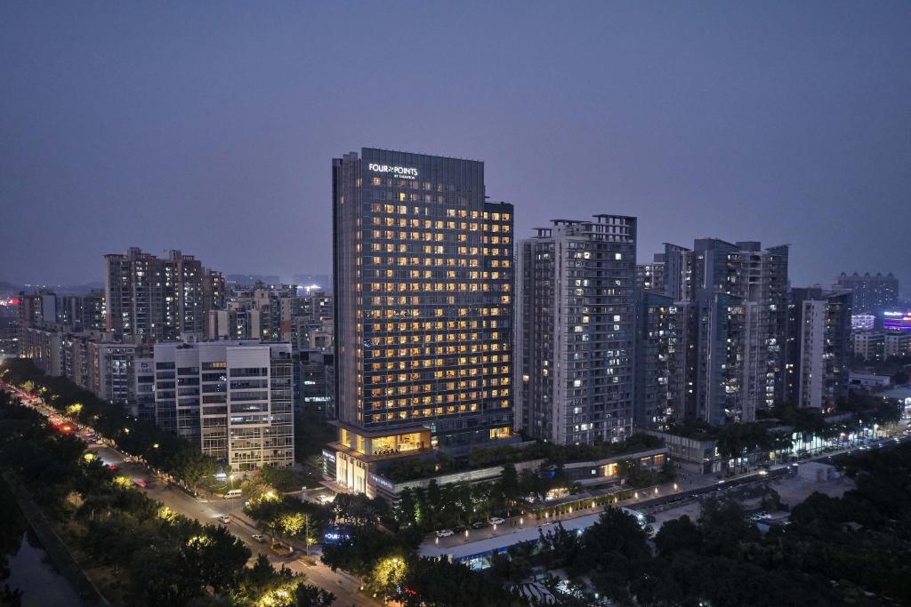 广州广州天河合景福朋喜来登酒店的夜晚城市中的高楼