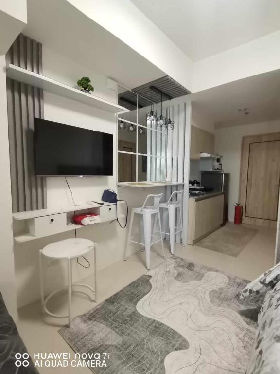 TV a/nebo společenská místnost v ubytování Olivia's Staycation Davao 1805