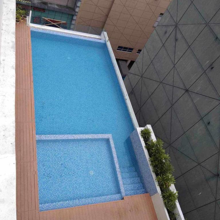 Bazén v ubytování Olivia's Staycation Davao 1805 nebo v jeho okolí