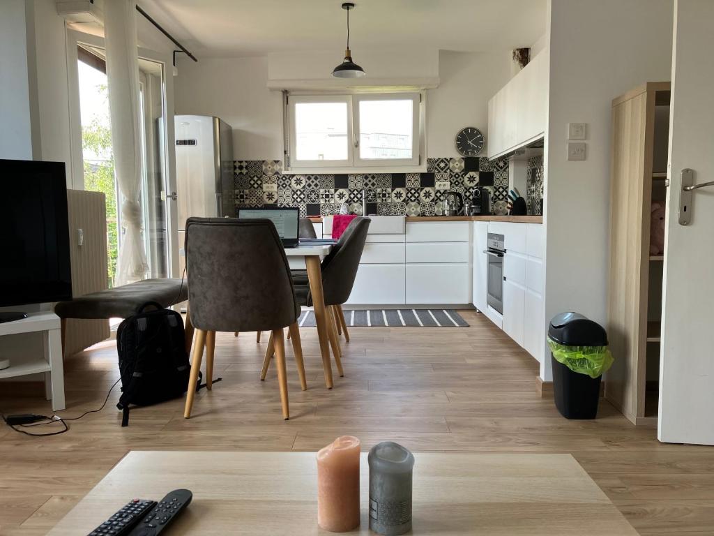 une cuisine et une salle à manger avec une table et des chaises dans l'établissement Chez Gary, à Strasbourg