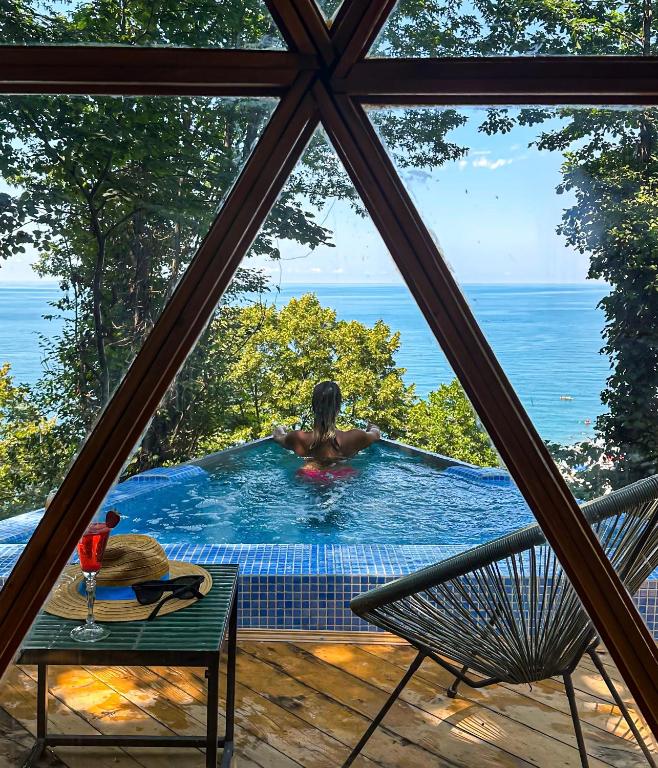 Bazén v ubytování Glamping Martini Kvariati with pool nebo v jeho okolí