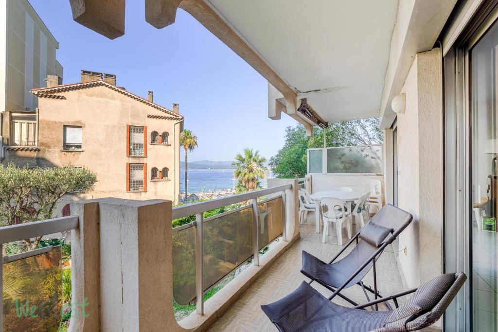 d'un balcon avec des chaises et une table offrant une vue sur l'océan. dans l'établissement Appartement les pieds dans l'eau, à Saint-Raphaël