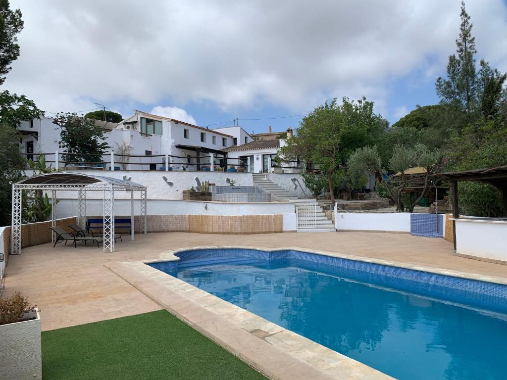 una piscina en el patio trasero de una casa en Apartment Isabel, en Sorbas