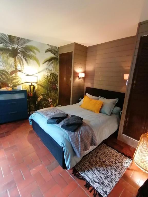 une chambre avec un grand lit dans une pièce dans l'établissement Chambre chez l habitant avec petit déjeuner, à Moussy-le-Vieux