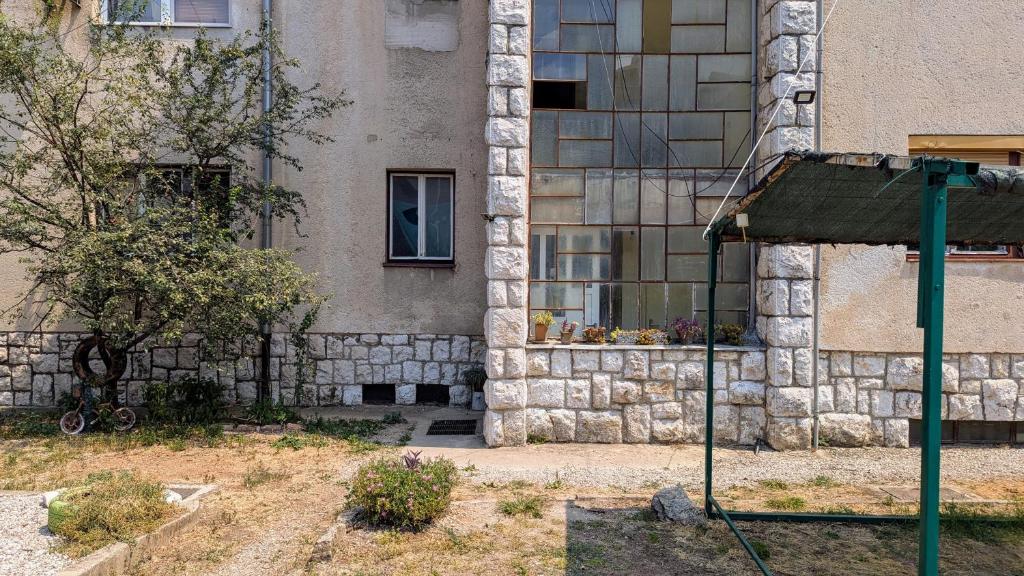 Budova, kde se apartmán nachází