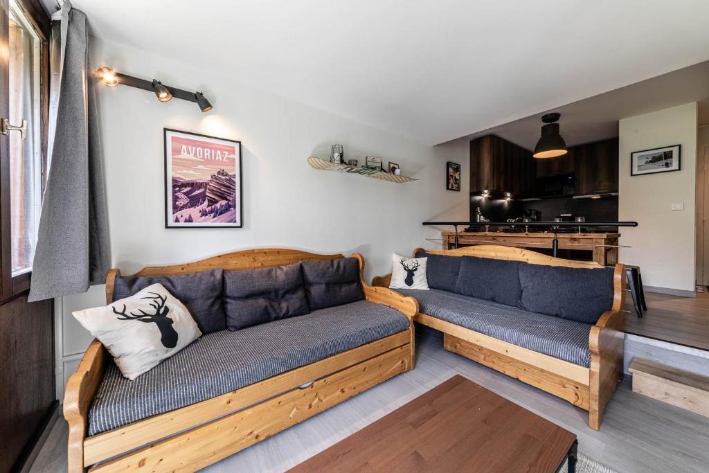 un salon avec deux canapés et une cuisine dans l'établissement Le Half-Pipe - Immodreams - Avoriaz, à Avoriaz