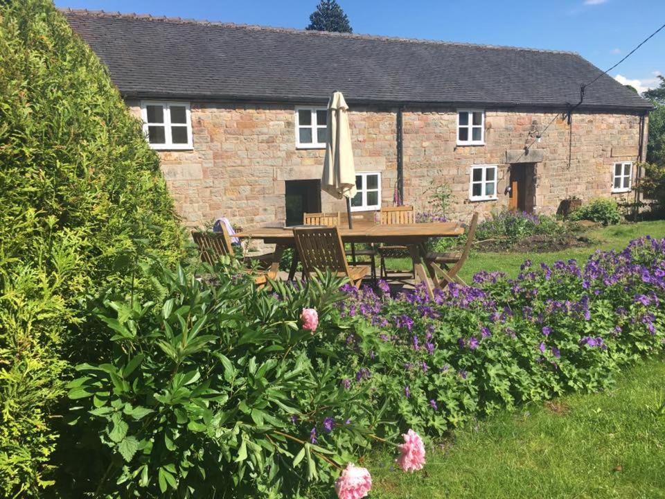 O grădină în afara 5 bedroom cottage in rural Staffordshire