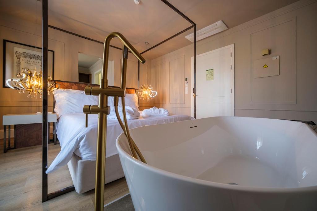 Postel nebo postele na pokoji v ubytování Azores Book Hotel