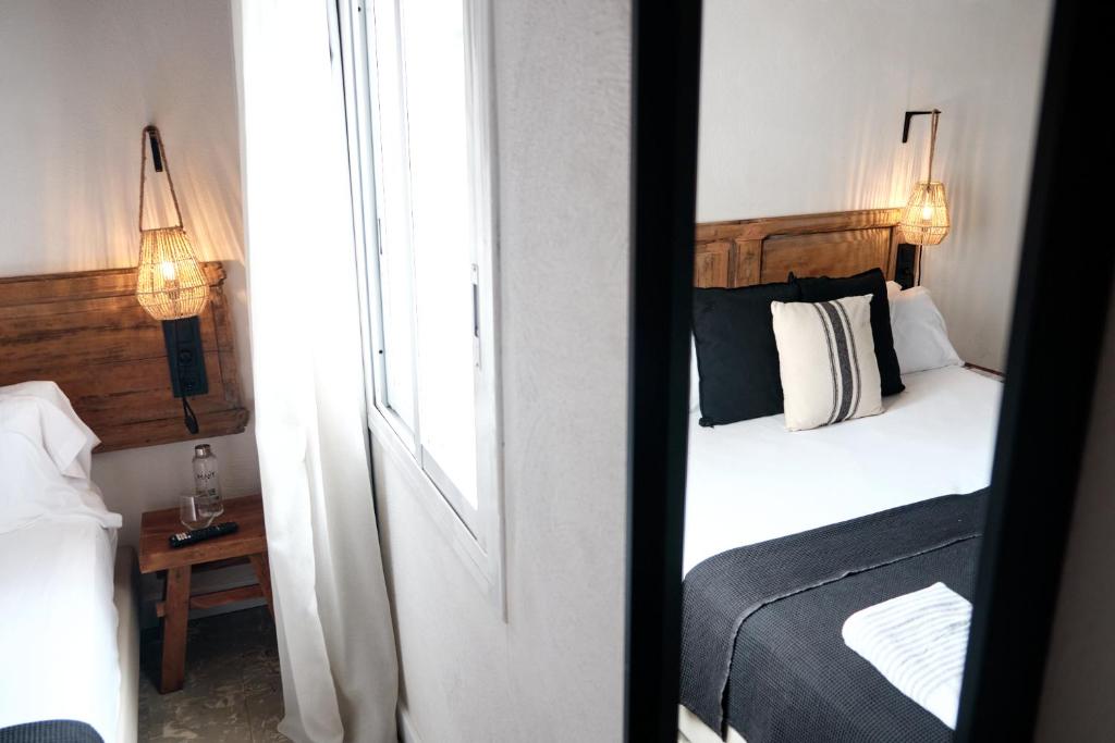 Postel nebo postele na pokoji v ubytování Hostal Boutique Es Menut