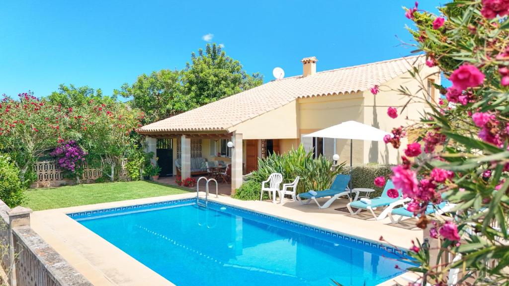 a house with a swimming pool in a yard at Finca con piscina Es Baladre in Capdepera
