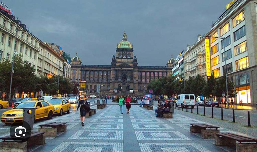 Nespecifikovaný výhled na destinaci Praha nebo výhled na město při pohledu z apartmánu