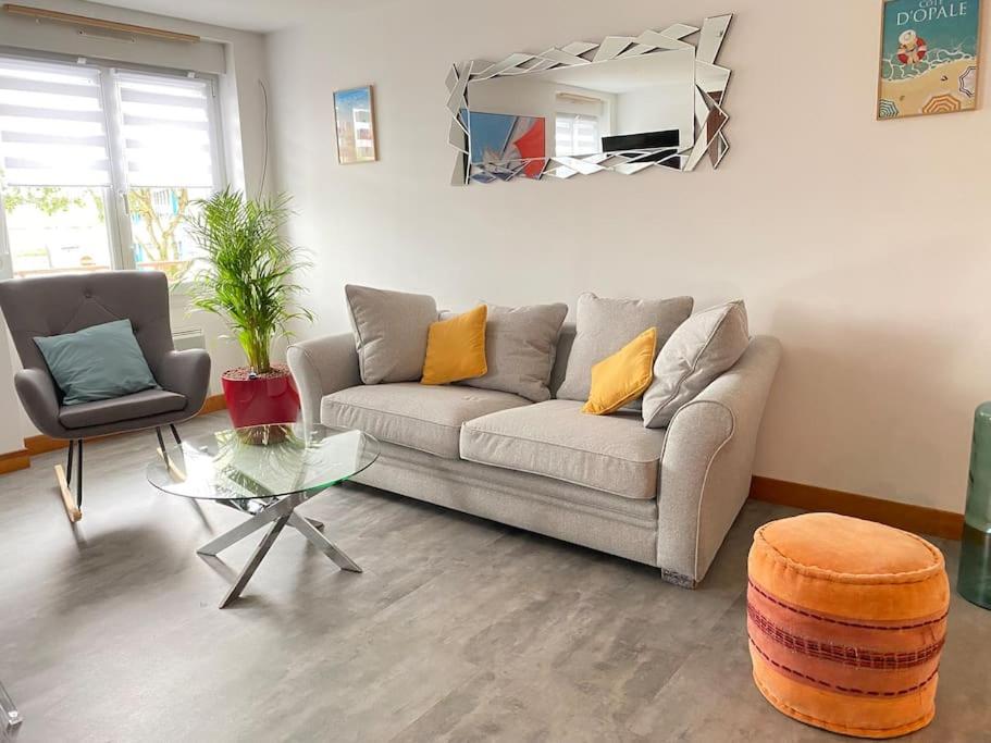 un salon avec un canapé et une table dans l'établissement Le Belvédère duplex face port de plaisance, à Étaples