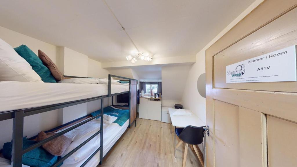 Postel nebo postele na pokoji v ubytování Zentral Altstadt Chur - Bahnhofsnah - Ferienwohnung - Bernina Express - Solution-Grischun