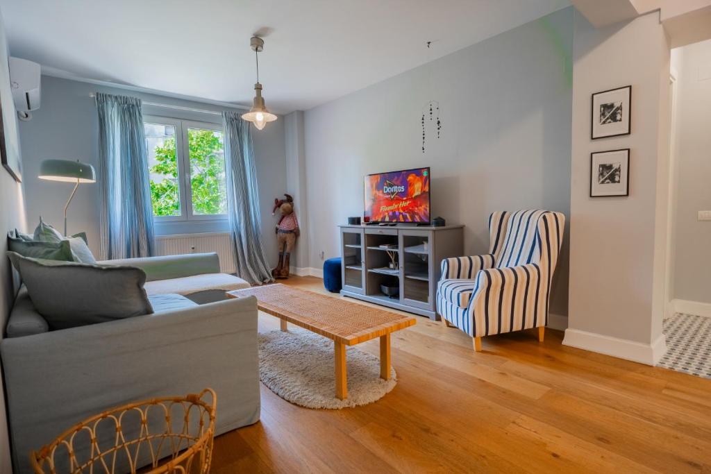 ein Wohnzimmer mit Sofa und Tisch in der Unterkunft Boutique Luxury Apartment - Alhambra in Bukarest