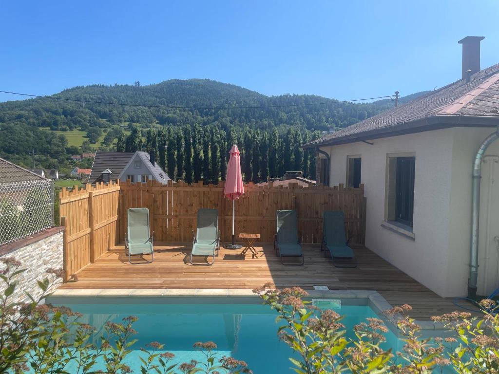 Bazén v ubytování L'Impasse en Famille, appartement 2-6 personnes piscine et spa privés nebo v jeho okolí