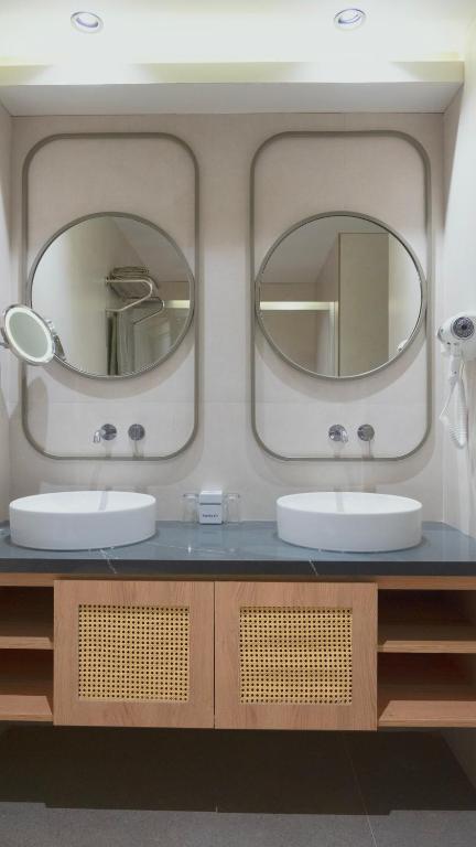 A bathroom at Kleopatra Dreams Beach Hotel