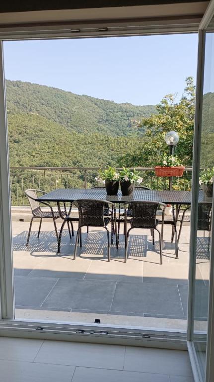 Vista generica sulle montagne o vista sulle montagne dall'interno della casa vacanze