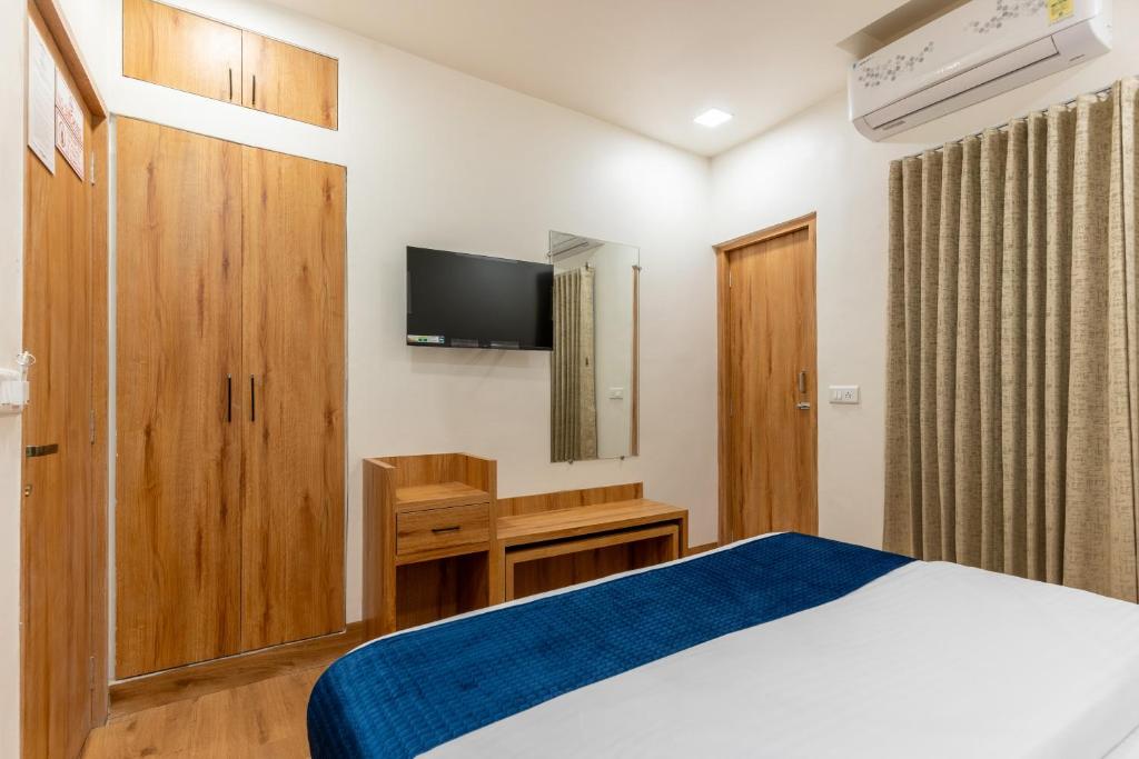 Postel nebo postele na pokoji v ubytování Hotel Noble Inn, Ahmedabad