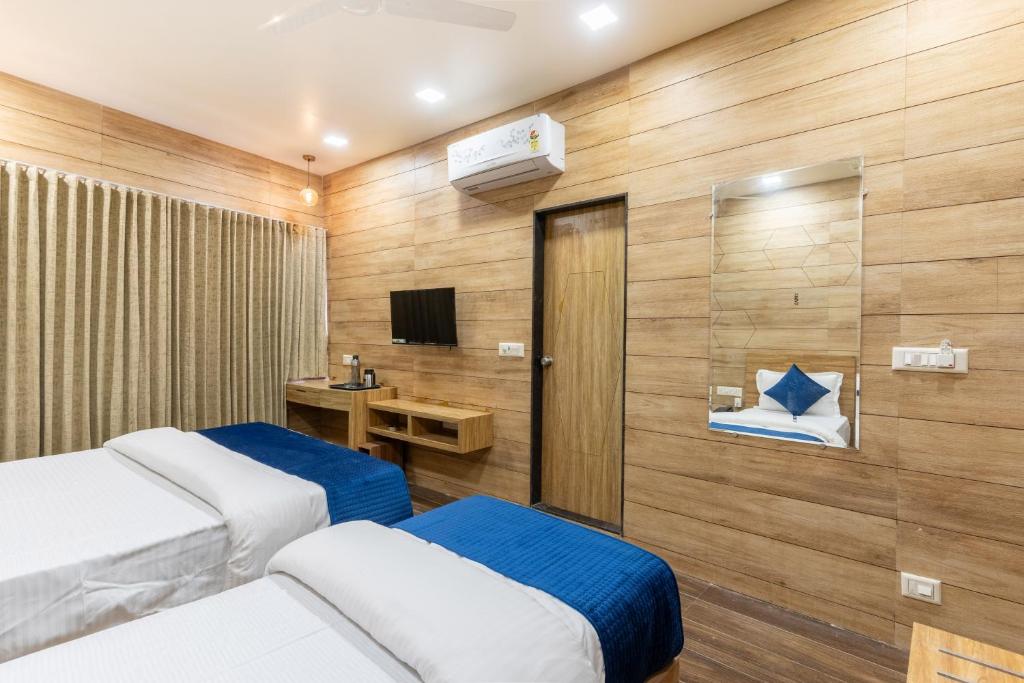 Postel nebo postele na pokoji v ubytování Hotel Noble Inn, Ahmedabad