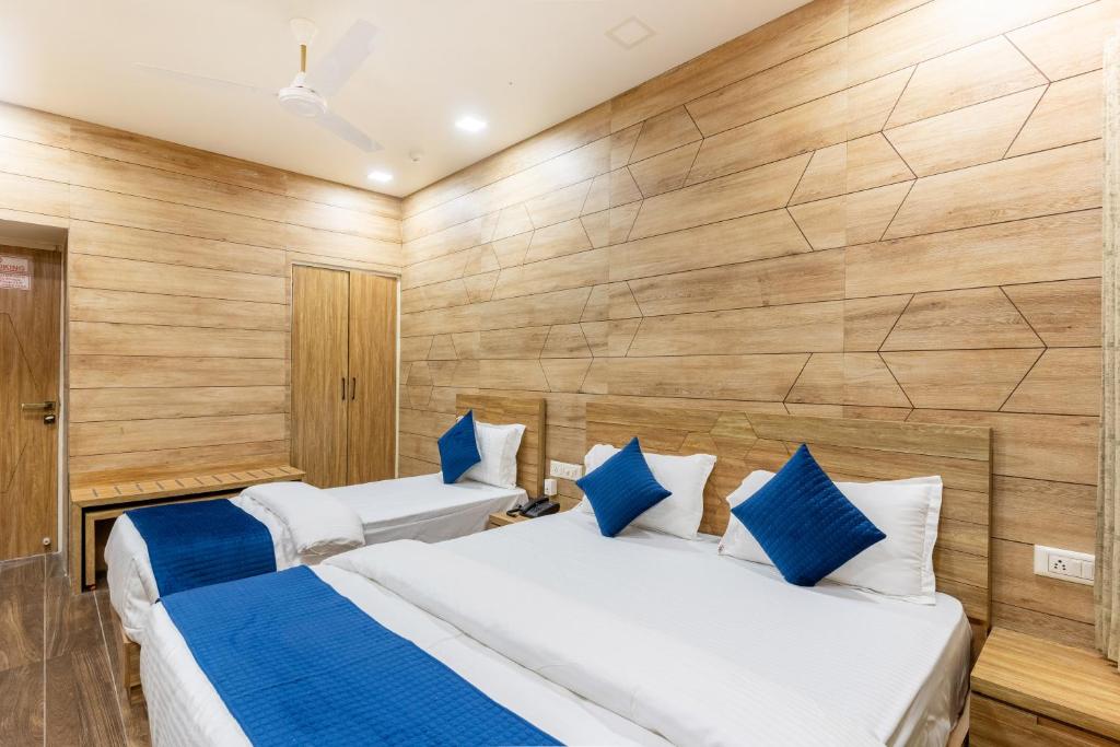 Postel nebo postele na pokoji v ubytování Hotel Noble Inn, Ahmedabad