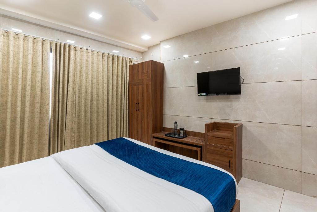 TV a/nebo společenská místnost v ubytování Hotel Noble Inn, Ahmedabad